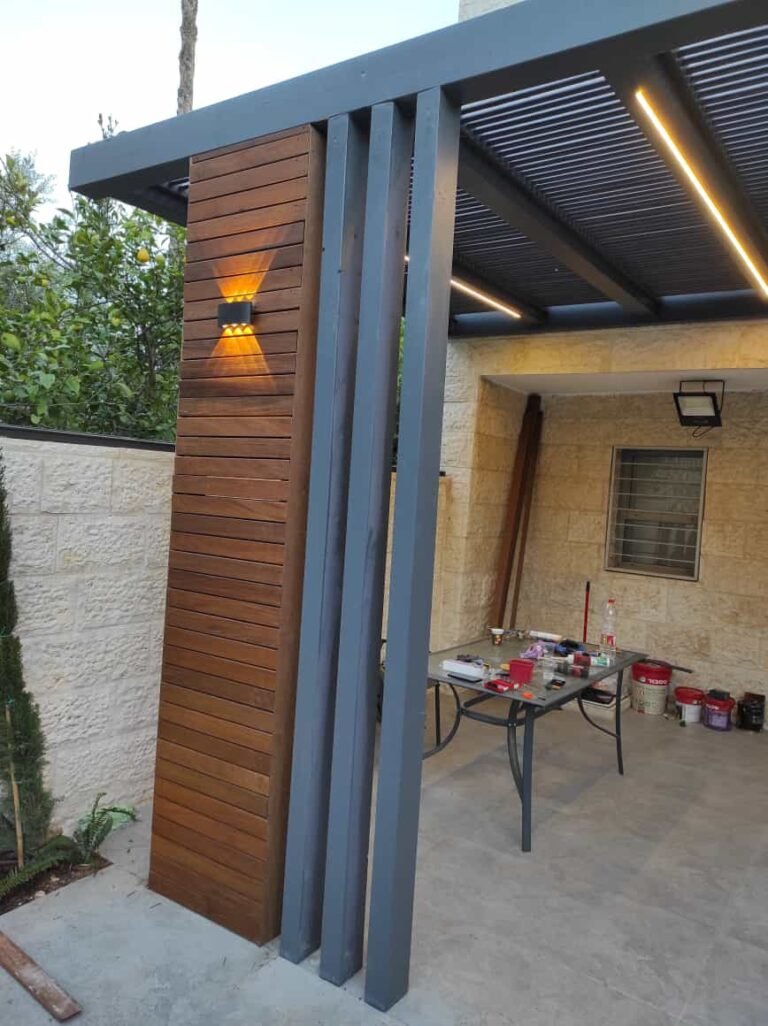 חיפוי עמודים מעץ ופרגולה עם תאורת לד בכניסה לבית