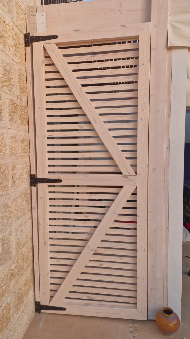 דלת עץ בהירה עם שלבים אופקיים וחיזוק באלכסון